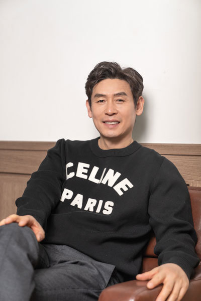 설경구는 후배 변요한에게 촬영 전 “술 한 잔 하며 선배가 아닌 ‘형’이라 부르라고 했다”며 “똑같은 입장에서 다가가려고 했다”고 말했다. 사진제공｜메가박스중앙(주)플러스엠