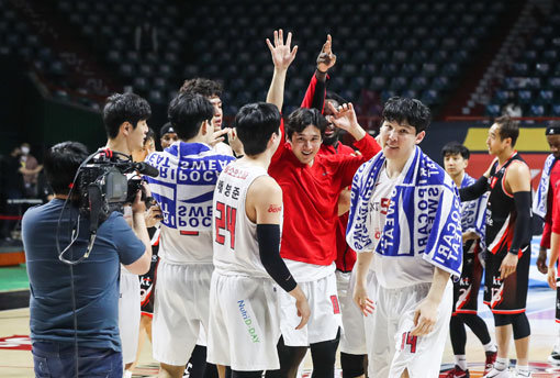 서울 SK 선수단. 사진제공｜KBL