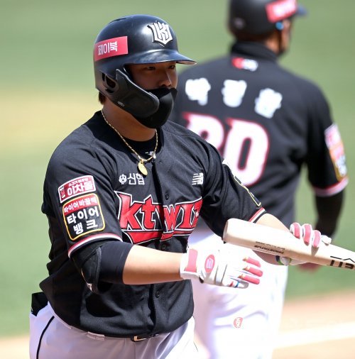 30일 광주KIA챔피언스필드에서 KT 위즈와 KIA 타이거즈의 시범 경기가 열렸다. 1회초 2사 3루 KT 강백호가 우월 투런 홈런을 날리고 그라운드를 돌아 홈인해 하이파이브 하고 있다. 광주 | 김종원 기자 won@donga.com