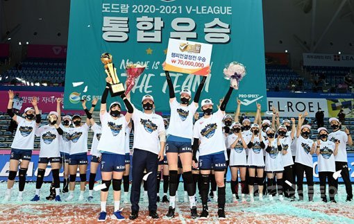 30일 인천 계양체육관에서 ‘2020-2021 도드람 V리그‘ 인천 흥국생명과 서울 GS칼텍스의 여자부 챔피언결정전 3차전 경기가 열렸다. GS칼텍스가 흥국생명을 꺾고 여자배구 최초로 트레블(KOVO컵, 정규리그, 챔프전 우승)을 달성한 뒤 기념촬영을 하고 있다. 인천 | 김민성 기자 marineboy@donga.com