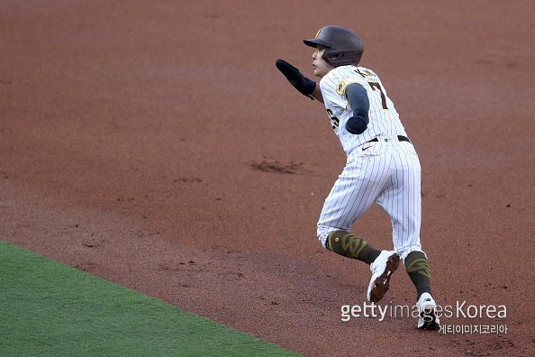 김하성(샌디에이고)이 4일(한국시간) 애리조나전 1회말 주루 플레이를 펼치고 있다. 사진=게티이미지코리아