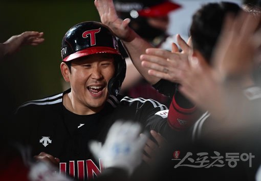 6일 수원KT위즈파크에서 ‘2021 신한은행 SOL KBO리그‘ KT 위즈와 LG 트윈스의 경기가 열렸다. 8회초 2사 3루 상황에서 LG 3루주자 유강남이 KT 3루수의 실책 때 득점에 성공한 후 더그아웃에서 동료들의 축하를 받고 있다. 수원｜주현희 기자 teth1147@donga.com