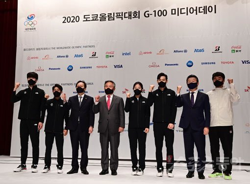 14일 충북 진천국가대표선수촌에서 ‘2020 도쿄하계올림픽대회 G-100 미디어데이’가 열렸다. 수영 황선우, 체조 양학선, 장인화 단장, 이기흥 대한체육회장, 탁구 신유빈, 펜싱 구본길, 최윤 부단장, 신치용 선수촌장이 기념 촬영을 하고 있다. 진천｜주현희 기자 teth1147@donga.com