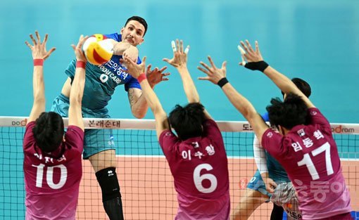 14일 서울 장충체육관에서 열린 ‘도드람 2020~2021 V-리그‘ 남자부 챔피언결정전 3차전 우리카드와 대한항공 경기에서 우리카드 알렉스가 대한항공의 블로킹 사이로 스파이크를 날리고 있다. 장충｜김종원 기자 won@donga.com