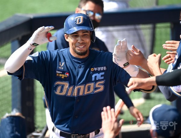 25일 서울 잠실야구장에서 ‘2021 신한은행 SOL KBO리그’ NC 다이노스와 두산 베어스의 경기가 열렸다. 3회초 무사 NC 알테어가 좌월 솔로 홈런을 날리고 그라운드를 돌아 홈인해 하이파이브 하고 있다 잠실 | 김종원 기자 won@donga.com