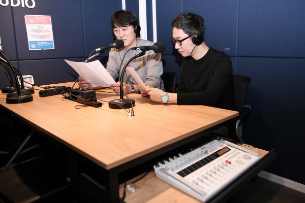 GKL 꿈희망 봉사단이 목소리 재능기부로 동화책을 녹음하고 있다.