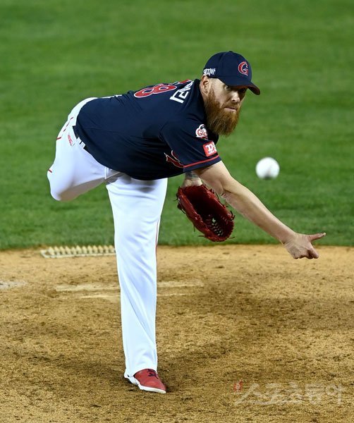 28일 서울 잠실야구장에서 ‘2021 신한은행 SOL KBO리그‘ 롯데 자이언츠와 LG 트윈스 경기가 열렸다. 선발 투수로 등판한 롯데 스트레일리가 역투하고 있다. 잠실｜김종원 기자 won@donga.com