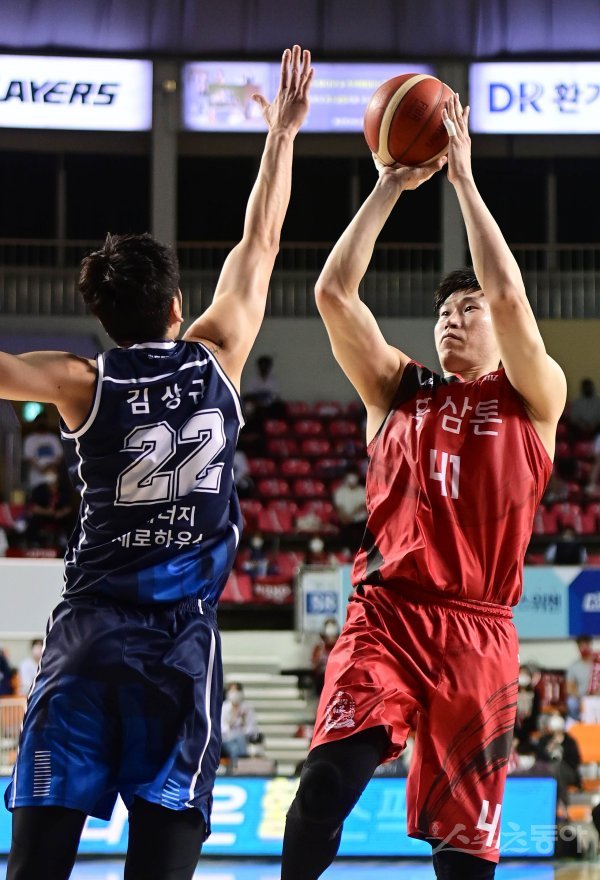 3일 전주실내체육관에서 열린 ‘2020-2021 현대모비스 프로농구‘ 챔피언결정전 1차전 전주KCC와 안양 KGC의 경기에서 KGC 오세근이 KCC의 수비 앞에서 슛을 쏘고 있다. 전주 | 주현희 기자 teth1147@donga.com