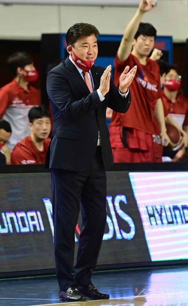 5일 전주실내체육관에서 열린 \'2020-2021 현대모비스 프로농구\' 챔피언결정전 2차전 전주KCC와 안양 KGC의 경기에서 KGC 김승기 감독이 선수들에게 박수를 치고 있다. 전주 | 주현희 기자 teth1147@donga.com
