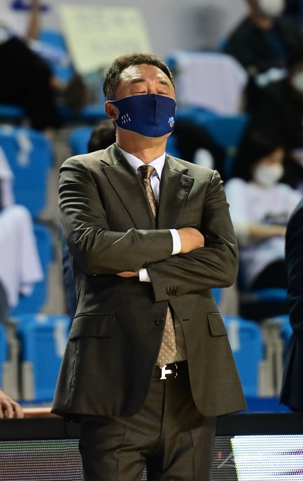 5일 전주실내체육관에서 열린 ‘2020-2021 현대모비스 프로농구‘ 챔피언결정전 2차전 전주KCC와 안양 KGC의 경기에서 KCC 전창진 감독이 생각에 잠겨있다. 전주 | 주현희 기자 teth1147@donga.com