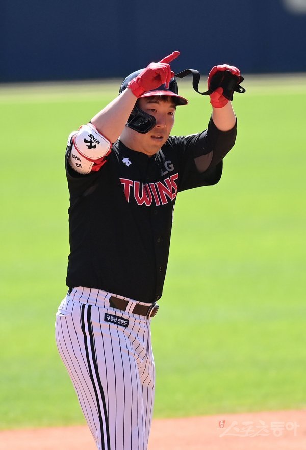 5일 서울 잠실야구장에서 ‘ 2021 신한은행 SOL KBO리그‘ LG 트윈스와 두산 베어스 경기가 열렸다. 3회초 2사 LG 김현수가 우전 2루타를 치고 2루에서 기뻐하고 있다. 잠실 | 김종원 기자 won@donga.com