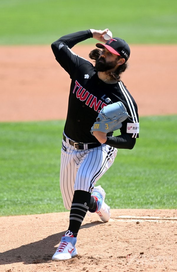 5일 서울 잠실야구장에서 ‘ 2021 신한은행 SOL KBO리그‘ LG 트윈스와 두산 베어스 경기가 열렸다. 선발 투수로 등판한 LG 켈리가 역투하고 있다. 잠실 | 김종원 기자 won@donga.com