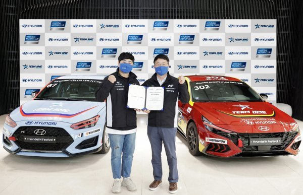 현대차는 9일 서울시 강남구에 위치한 오토웨이타워에서 현대차 국내사업본부장 유원하 부사장(오른쪽)과 ‘TEAM HMC’ 레이싱팀 김주현 단장 등이 참석한 가운데 ‘현대차-TEAM HMC 후원 협약식’을 진행했다. 사진제공｜현대차