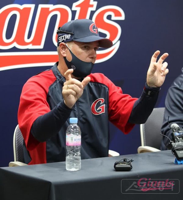 래리 서튼 롯데 신임감독이 부임 첫날인 11일 사직 SSG전을 앞두고 기자회견 중이다. 서튼 감독 손에 육성과 성적이라는 두 마리 토끼가 쥐어질지가 관심이다. 사진제공｜롯데 자이언츠