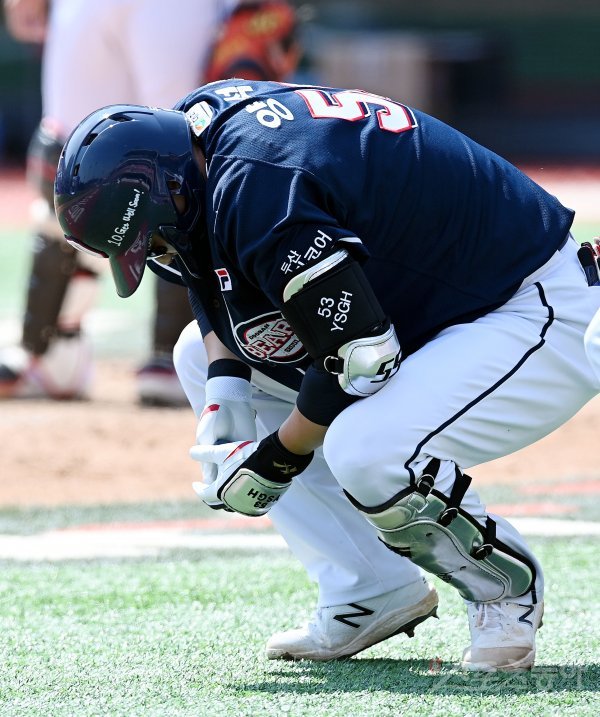 19일 경기도 수원 kt위즈파크에서 ‘2021 신한은행 SOL KBO리그’ kt 위즈와 두산 베어스의 경기가 열렸다. 3회초 
1사에서 두산 양석환이 투구에 맞은 뒤 고통을 호소하고 있다. 수원 | 김민성 기자 marineboy@donga.com