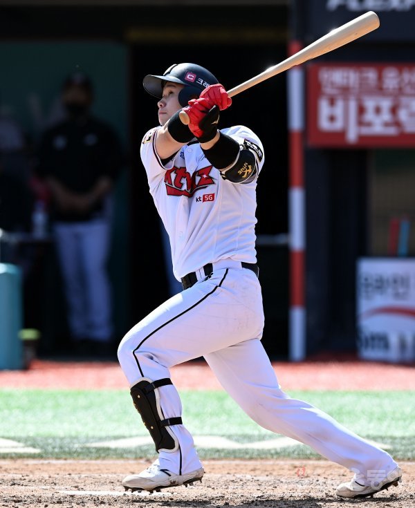 19일 경기도 수원 kt위즈파크에서 ‘2021 신한은행 SOL KBO리그’ kt 위즈와 두산 베어스의 경기가 열렸다. 4회말 
1사에서 kt 이홍구가 솔로 홈런을 쏘아 올리고 있다. 수원 | 김민성 기자 marineboy@donga.com