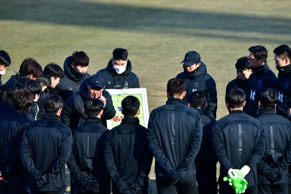 올림픽축구대표팀 김학범 감독과 선수들. 사진제공｜대한축구협회