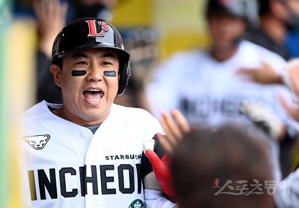 23일 인천 SSG 랜더스필드에서 ‘2021 신한은행 SOL KBO리그‘ SSG 랜더스와 LG 트윈스의 경기가 열렸다. 3회말 1사 1루에서 SSG 김강민이 투런 홈런을 쏘아 올린 뒤 동료의 환영을 받고 있다. 인천 | 김민성 기자 marineboy@donga.com