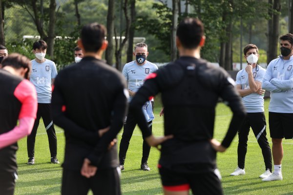 한국축구국가대표팀 파울루 벤투 감독과 선수들. 사진제공ㅣ대한축구협회