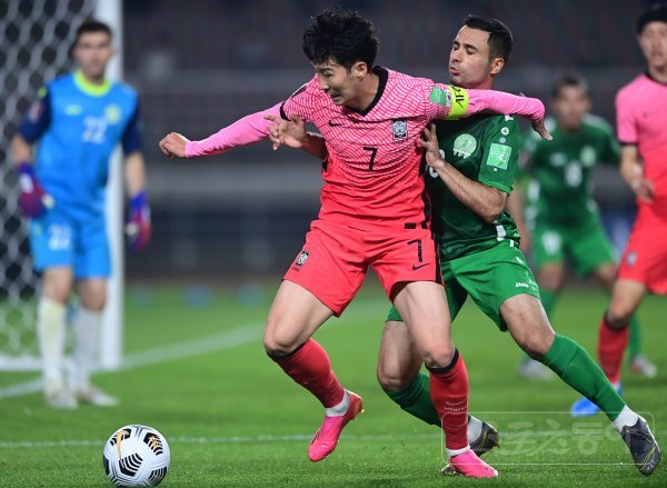 5일 고양종합운동장에서 열린 하나은행 후원 ‘2022 카타르 월드컵’ 아시아 지역 2차 예선 투르크메니스탄과의 경기에서 손흥민이 투르크메니스탄의 수비를 피해 드리블 돌파를 하고 있다. 고양 | 주현희 기자 teth1147@donga.com