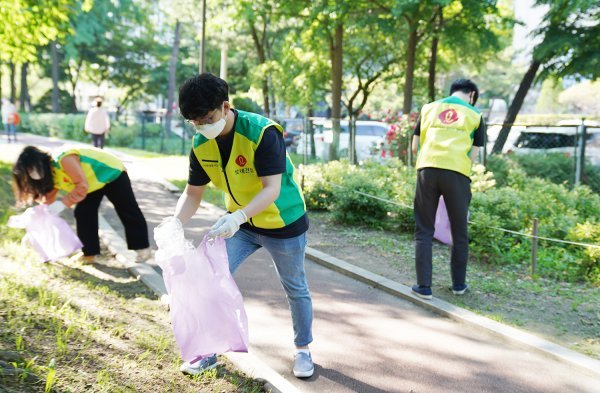 롯데건설 샤롯데봉사단이 서울 잠원동 본사 인근에서 임직원 ‘걸음 기부 캠페인’의 일환인 ‘줍깅 챌린지’에 참여하고 있다. 사진제공 | 롯데건설