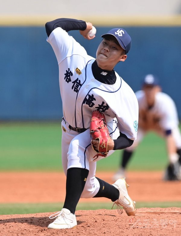 8일 서울 목동야구장에서 ‘제75회 황금사자기 전국고교야구대회 겸 주말리그 왕중왕전’ 16강 마산용마고와 유신고의 경기가 열렸다. 3회초 무사 1루 상황에서 유신고 박영현이 마운드에 올라 역투하고 있다. 스포츠동아DB