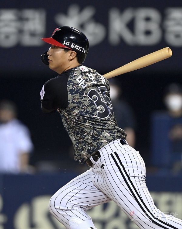 8일 서울 잠실야구장에서 ‘2021 신한은행 SOL KBO리그’ NC 다이노스와 LG 트윈스 경기가 열렸다. 8회말 2사 3루 LG 문보경이 역전 1타점 적시타를 치고 있다. 잠실 | 김종원 기자 won@donga.com