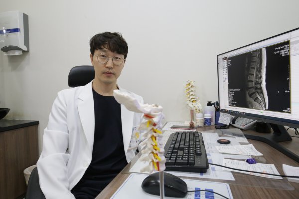 청담 튼튼병원 척추외과 안성용 원장.
