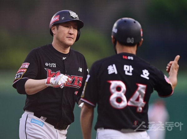 9일 인천 SSG랜더스필드에서 ‘2021 신한은행 SOL KBO리그’ SSG 랜더스와 KT 위즈의 경기가 열렸다. 1회초 2사 1루 KT 유한준이 좌월 투런 홈런을 쳐낸 뒤 3루코치와 기쁨을 나누고 있다. 인천 | 주현희 기자 teth1147@donga.com