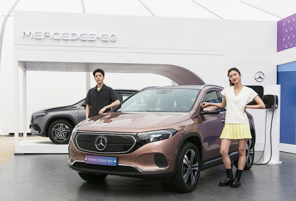 7월 국내 공식 출시를 앞둔 럭셔리 전기 컴팩트 SUV ‘더 뉴 EQA’ 앞에서 모델들이 포즈를 취하고 있다. 사진제공｜메르세데스-벤츠