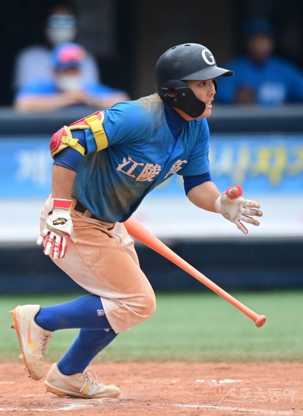 10일 서울 목동야구장에서 ‘제75회 황금사자기 전국고교야구대회 겸 주말리그 왕중왕전’ 8강전 강릉고와 인천고고의 경기가 열렸다. 강릉고 2번 정준재가 타격을 하고 있다. 스포츠동아DB