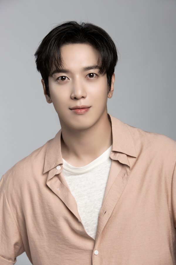 9일 종영한 KBS 2TV 드라마 ‘대박부동산’의 주연 정용화. 이번 드라마에서 사기꾼 역을 탁월하게 소화한 그는 “틀을 벗어나 새장 밖으로 한 걸음 나오게 됐다”고 말한다.  사진제공｜FNC엔터테인먼트