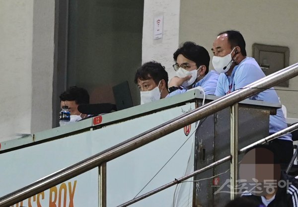 15일 제주월드컵경기장에서 열린 하나은행 초청 U-24 올림픽 축구대표팀 평가전 한국과 가나의 경기에서 김학범 감독이 관중석에서 경기를 지켜보고 있다. 제주 | 주현희 기자 teth1147@donga.com