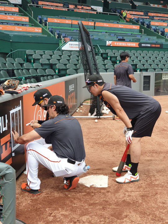 한화 하주석이 수베로 감독과 특별훈련을 하고 있다. 사진제공｜한화 이글스