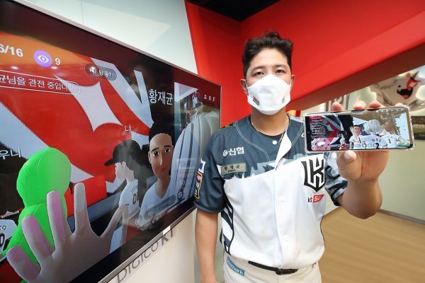 메타버스를 활용해 라이브 팬미팅을 하고 있는 황재균. 사진제공｜KT