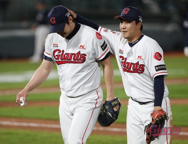 롯데 후배들은 김대우(왼쪽)를 "시간을 거스르는 자"라고 불렀다. 30대 중반의 나이에 맞이한 전성기가 오래 이어지길 바라는 마음이었다. 사진제공 | 롯데 자이언츠