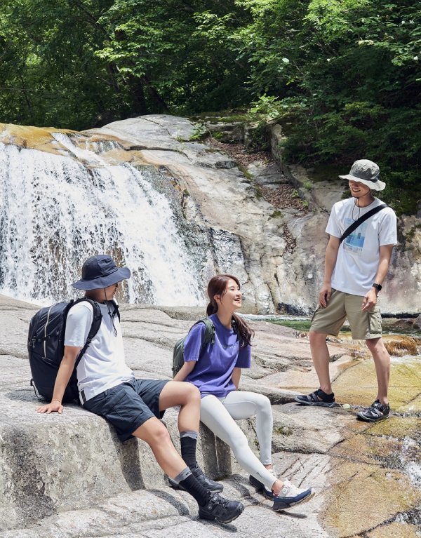 가슴 뻥 뚫리는 폭포, 발이 얼어버릴 것 같은 계곡 물, 숲 내음 맡으며 걷는 트레킹. 산에서 패셔니스타로 주목받을 수 있는 ‘산캉스 아이템’을 K2가 추천했다. 사진제공｜K2