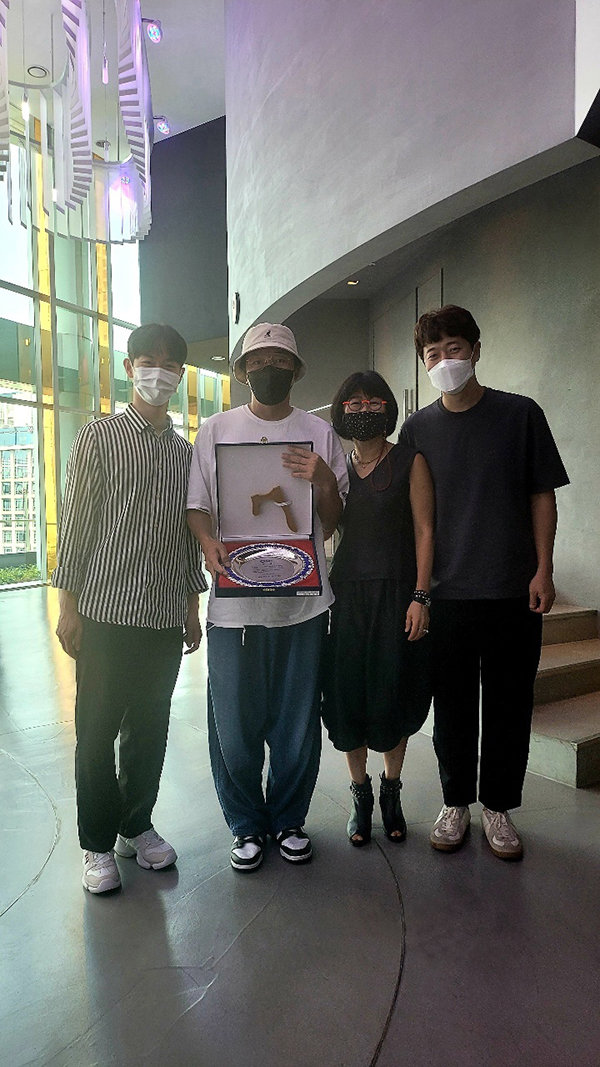 사진=크롬엔터테인먼트(좌측부터 김정욱PD(집사부일체), 탁재훈, 최영인 SBS 본부장, 박중원PD(미운 우리 새끼)