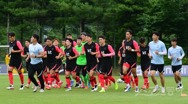 김학범 감독이 이끄는 올림픽축구대표팀이 5일 오후 파주NFC에서 가벼운 러닝으로 몸을 풀고 있다. 파주｜주현희 기자 teth1147@donga.com