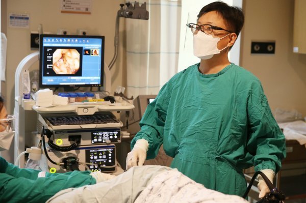 변정식 서울아산병원 소화기내과 교수가 내시경절제술을 시행하고 있다. 사진제공|서울아산병원