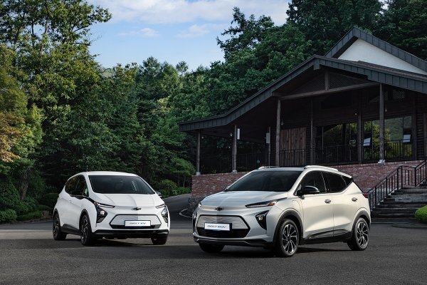 2022년형 볼트EV(왼쪽)와 쉐보레 브랜드 최초의 전기 SUV인 볼트EUV. 사진제공｜쉐보레