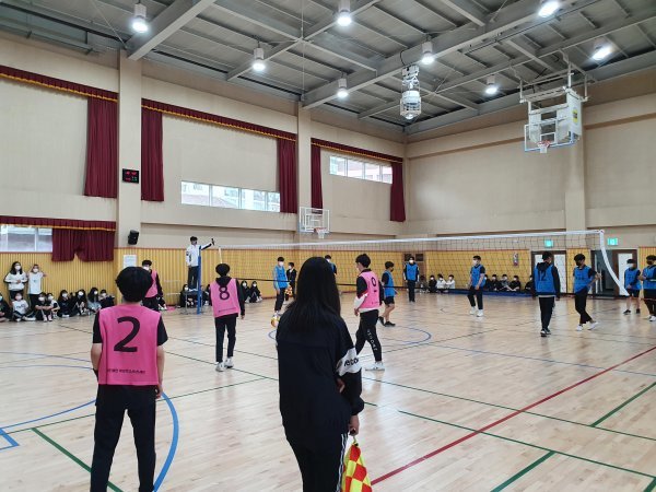 학교체육 활동은 건강과 친밀감 형성에 도움을 준다. 최근 서울 영남중에서 열린 배구리그 남자 결승전. 사진｜서예빈 학생기자