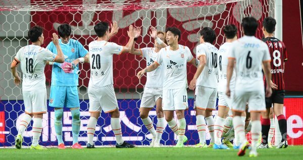 18일 서울월드컵경기장에서 열린 ‘하나원큐 K리그1 2021’ FC 서울과 제주 유나이티드의 경기에서 제주가 서울에 1-0으로 승리를 거둔 뒤 선수들이 기쁨을 나누고 있다. 상암 | 주현희 기자 teth1147@donga.com