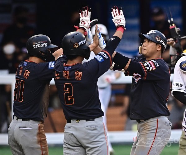 22일 서울잠실야구장에서 ‘2021 신한은행 SOL KBO리그’ 두산 베어스와 한화 이글스의 경기가 열렸다. 4회초 1사 만루 한화 하주석이 우월 만루 홈런을 쳐낸 뒤 동료들과 기쁨을 나누고 있다. 잠실 | 주현희 기자 teth1147@donga.com