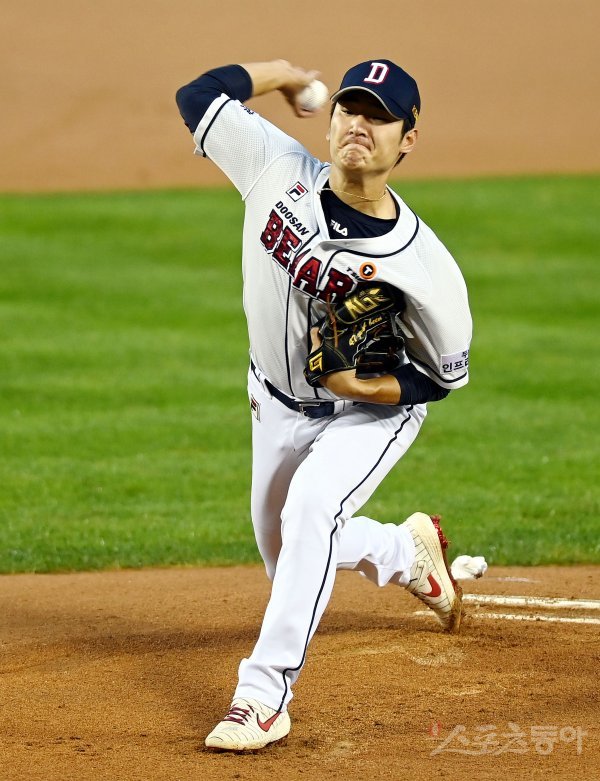 24일 서울 잠실야구장에서 ‘2021 신한은행 SOL KBO리그‘ 두산 베어스와 한화 이글스의 경기가 열렸다. 두산 선발투수 곽빈이 힘차게 볼을 던지고 있다. 잠실｜김민성 기자 marineboy@donga.com