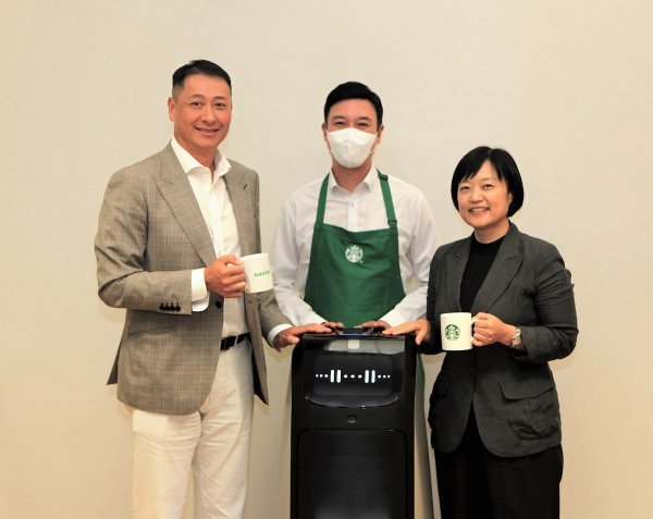 송호섭 스타벅스커피 코리아 대표(왼쪽 첫 번째)와 한성숙 네이버 대표(왼쪽 세 번째)가 협약식 후 기념 촬영을 하고 있다. 사진제공|스타벅스