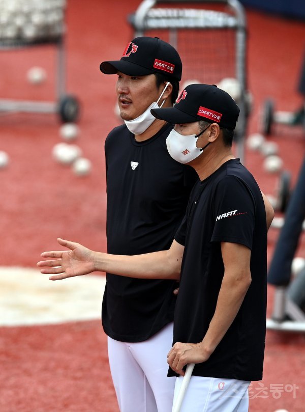 26일 경기도 수원 kt위즈파크에서 ‘2021 신한은행 SOL KBO리그‘ kt 위즈와 SSG 랜더스의 경기가 열린다. 경기 전 SSG 김원형 감독이 이진영 코치와 이야기를 나누고 있다. 수원 | 김민성 기자 marineboy@donga.com