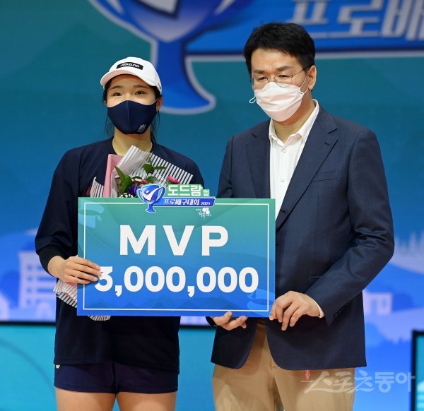 29일 경기도 의정부체육관에서 열린 ‘2021 의정부·도드람컵 프로배구대회’ 여자부 결승전 현대건설과 GS칼텍스 경기에서 현대건설이 세트스코어 3-0 승리를 거두며 컵대회 우승을 확정지었다. MVP에 선정된 현대건설 정지윤이 조원태 총재와 기념촬영을 하고 있다. 의정부 | 김종원 기자 won@donga.com