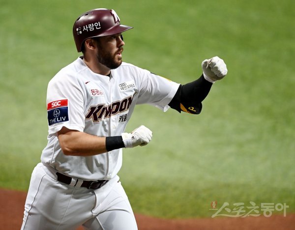 5일 서울 고척스카이돔에서 ‘2021 신한은행 SOL KBO리그’ 키움 히어로즈와 SSG 랜더스의 경기가 열렸다. 1회말 무사 1루에서 키움 크레익이 투런 홈런을 쏘아 올린 뒤 환호하고 있다. 고척 | 김민성 기자 marineboy@donga.com