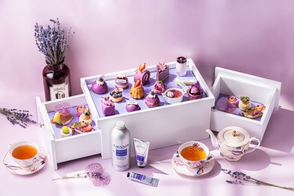 실란토르 델리의 폴링 인 라벤더 애프터눈 티 세트